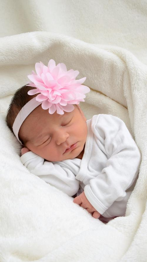 Zuckersüß! Die kleine Anastazija Adriana kam am 30. Juni im Klinikum Hallerwiese zur Welt. Bei ihrer Geburt war sie zarte 48 Zentimeter groß und wog 2950 Gramm.