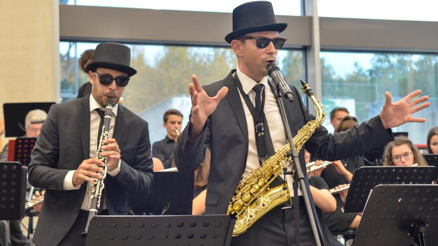 Blues Brothers und Elvis beim Schulkonzert des Gymnasium Hilpoltstein