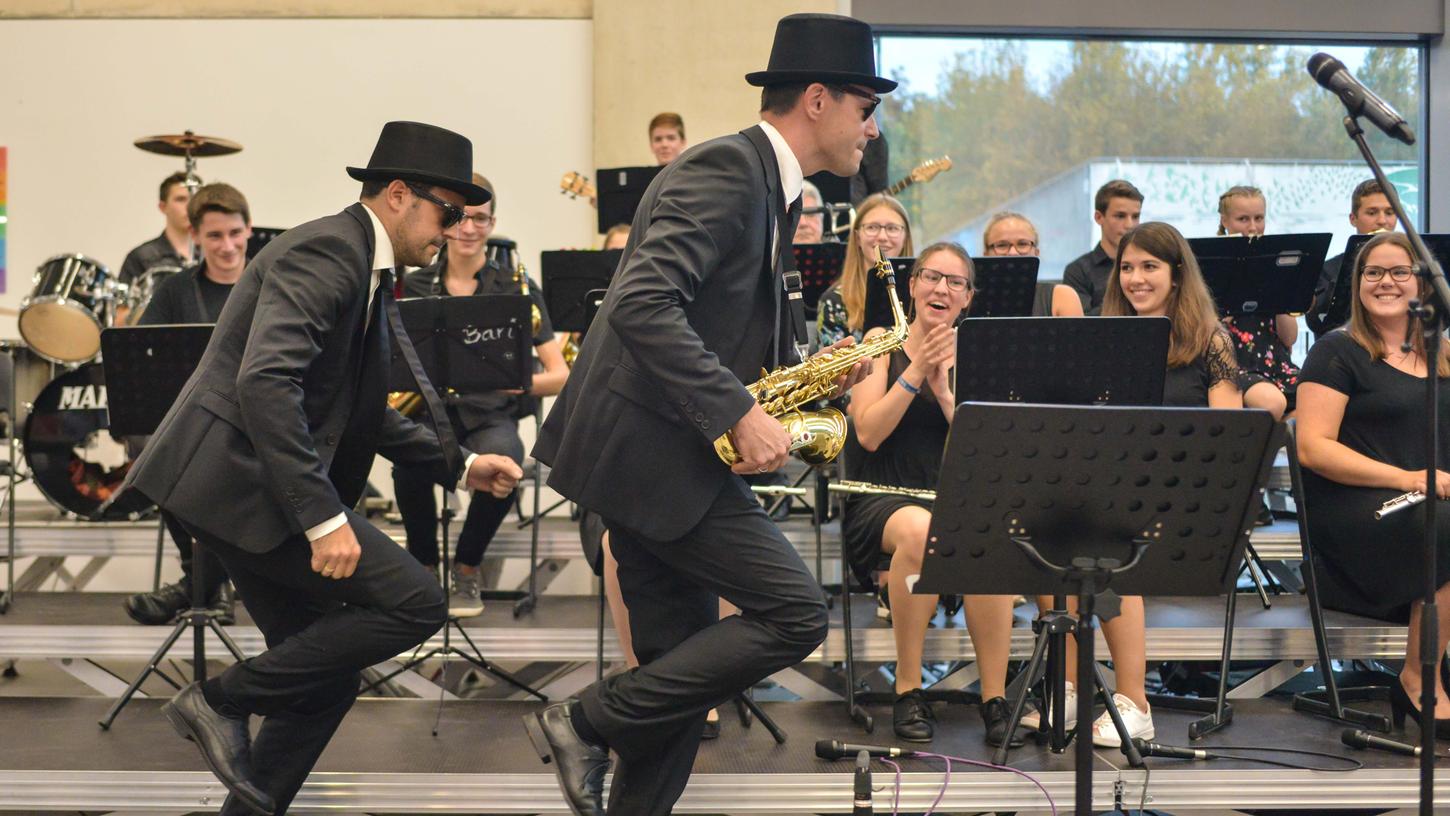 "Willst du mein Blues-Bruder sein?" Nun ehemaliger Bigband-Leiter Georg Strauß und sein Nachfolger Simon Benz rockten die Bühne stilecht mit schwarzem Hut und Sonnenbrille. "Willst du mein Blues-Bruder sein?" Nun ehemaliger Bigband-Leiter Georg Strauß und sein Nachfolger Simon Benz rockten die Bühne stilecht mit schwarzem Hut und Sonnenbrille.