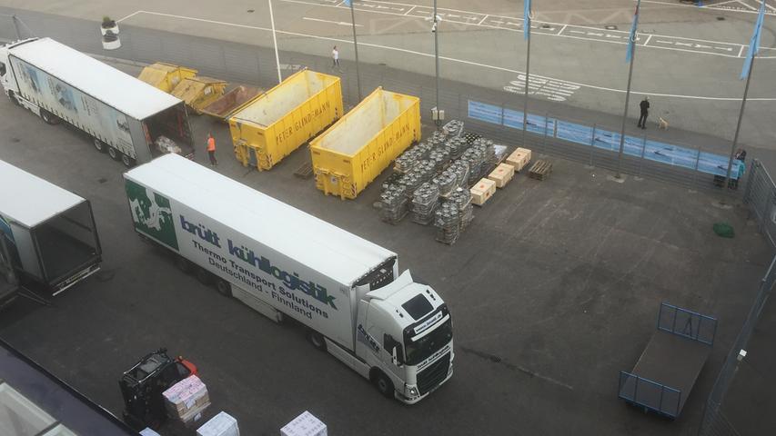 Die Mein Schiff 1 legt in Kiel an. Die Lieferanten und die Entsorger stehen mit ihren Fahrzeugen schon bereit.