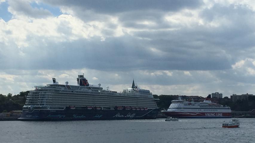 Die Mein Schiff 1 im Hafen von Stockholm: Auch hier läuft die Abgasreinigung.