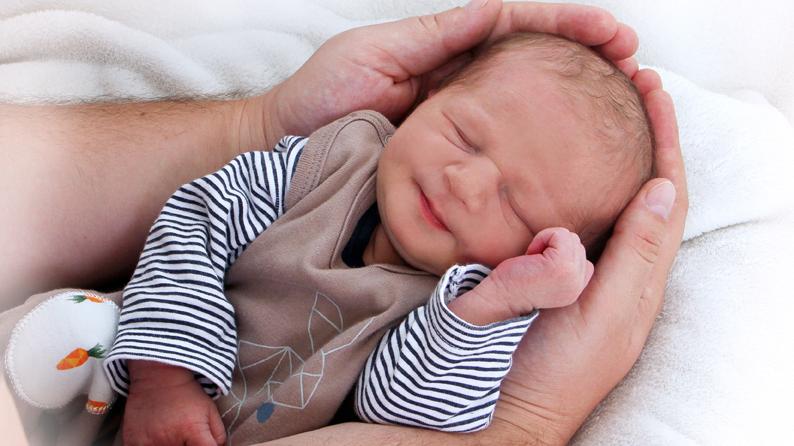 Der kleine Émile kam am 8. Juli im St. Theresien-Krankenhaus zur Welt. Bei seiner Geburt wog er 3100 Gramm und war exakt 50 Zentimeter groß.