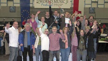 Doppelte Freude: Die Mitglieder des Nürnberger Akkordeonorchesters und des Nürnberger Akkordeonensembles vor und auf dem Siegespodest des International World Music Festivals. Doppelte Freude: Die Mitglieder des Nürnberger Akkordeonorchesters und des Nürnberger Akkordeonensembles vor und auf dem Siegespodest des International World Music Festivals.