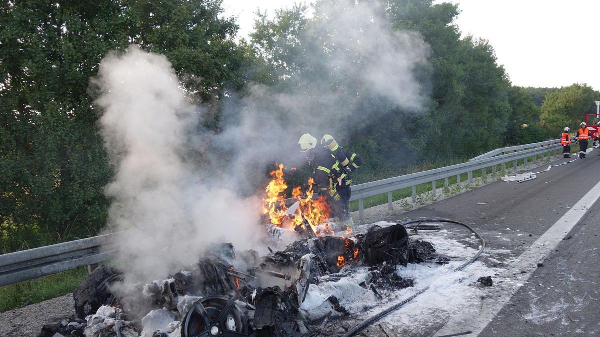 A9 bei Göggelsbuch: Sportwagen total zerstört