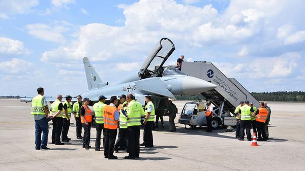 Nürnberg ist einer von mehreren Ausweichflughäfen, an dem ein Eurofighter bei Bedarf landen kann. Das Jagdflugzeug, das auf dem Foto zu sehen ist, kommt vom Taktischen Luftwaffengeschwader 74 aus Neuburg an der Donau.