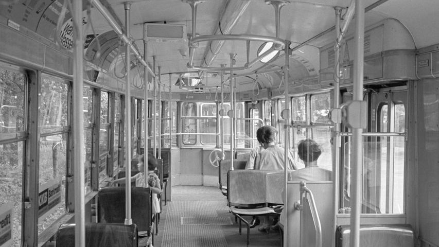 Die Straßenbahn leidet an Fahrgastschwund. Zu normalen Zeiten – nicht im Berufsverkehr – sind die Wagen so schwach besetzt, daß sich die Nürnberger und Fürther den Sitzplatz aussuchen können. Hier geht es zum Kalenderblatt vom 13. Juli 1968:"Straßenbahn fährt im Defizit weiter"