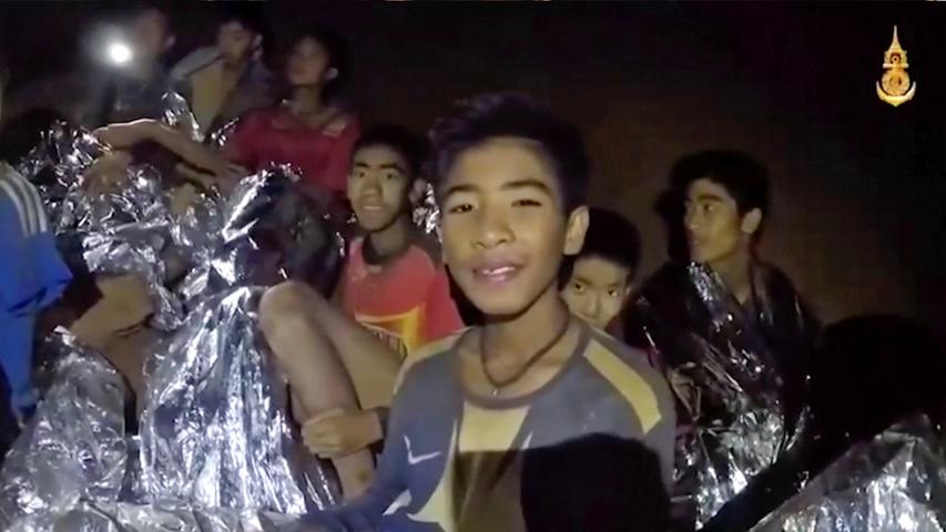 Dieses Foto ging um die Welt: Nach neun Tagen wurden die vermissten Fußballer lebendig tief im Inneren der Tham Luang Höhle im Khun Nam Nang Non Forest Park (Mae Sai Distrikt) gefunden.