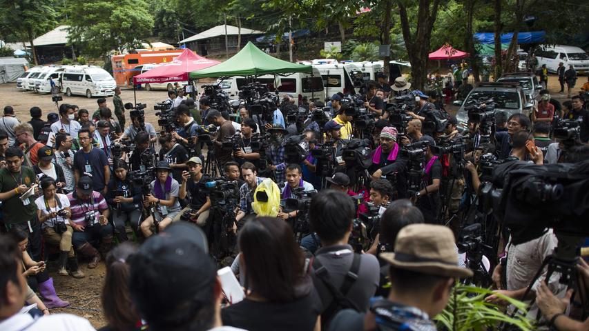 Die ganze Welt zeigte großes Mitleid mit den thailändischen Jungen, ihrem Trainer und ihren Familien: Hier warten Medienvertreter auf eine Pressekonferenz.