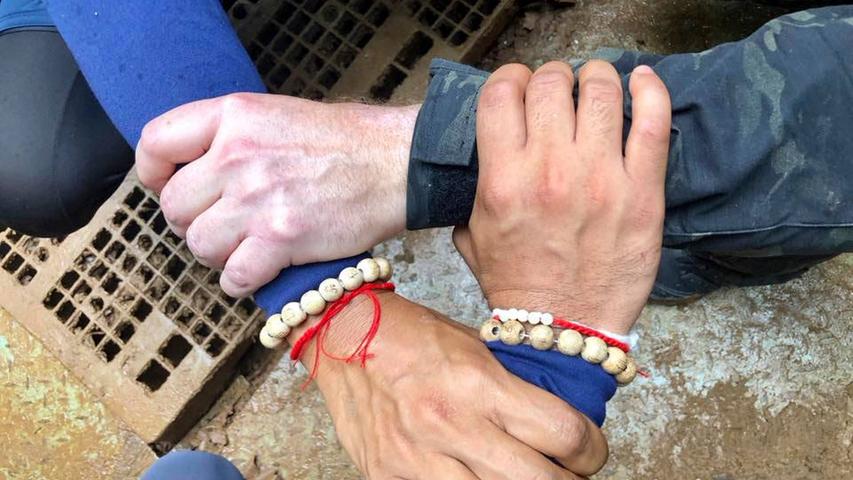 Mit diesem Bild setzten die Taucher ein Statement: "Wir Thai- und internationale Teams schließen uns zusammen, um die Jungen nach Hause zu bringen", posteten sie auf Facebook. Insgesamt 13 ausländische Taucher und fünf Thai Navy Seals waren an der Mission beteiligt.