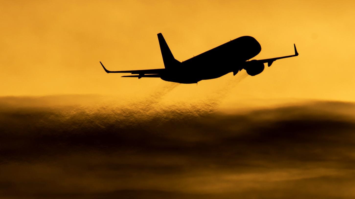 Am Sonntag kreiste ein Frachtflugzeug über dem Raum Allgäu/Schwaben und ließ mehrere Tonnen Kerosin ab. Am Sonntag kreiste ein Frachtflugzeug über dem Raum Allgäu/Schwaben und ließ mehrere Tonnen Kerosin ab.