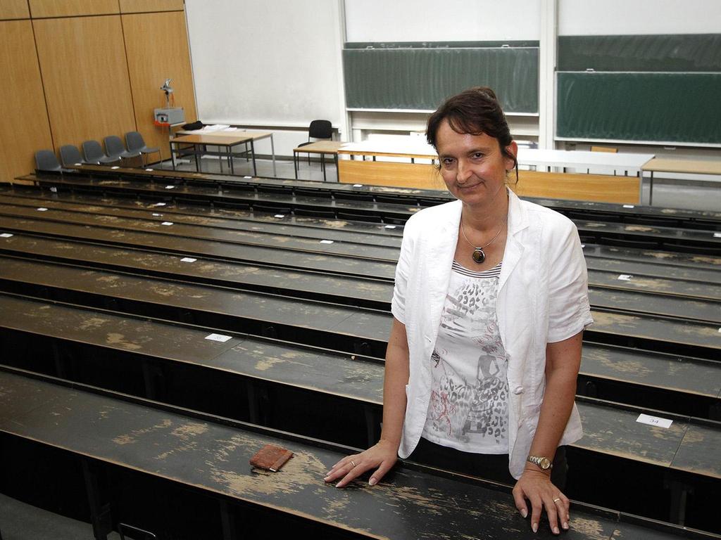 So leer wie diesen Hörsaal stellt sich Prof. Michaela Gläser-Zikuda am Schuljahresende jedes Klassenzimmer vor – in dem übertragenen Sinne, dass kein einziger Schüler sitzengeblieben ist.