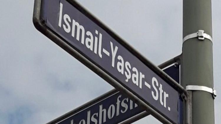 Vor NSU-Urteil: Aktivisten überkleben Straßenschilder Vor NSU-Urteil: Aktivisten überkleben Straßenschilder