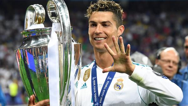 Und wieder Cristiano: Nach dem gewonnenen Champions-League-Finale 2018 bedankte sich Ronaldo mit erstaunlichen Worten bei Real. "Es war sehr schön, bei Real zu sein", sagte der Weltfußballer da in einem Interview. Es war, wie sich später herausstellen sollte, der Anfang vom Ende einer besonderen Partnerschaft. Für die Königlichen gewann Ronaldo alles, was ein spanischer Klub gewinnen kann. Mit 33 Jahren zog es ihn dann also nach Italien, zu Juventus Turin, die eigentlich unfassbare 100 Millionen Euro für den Portugiesen auf den Tisch legten.
