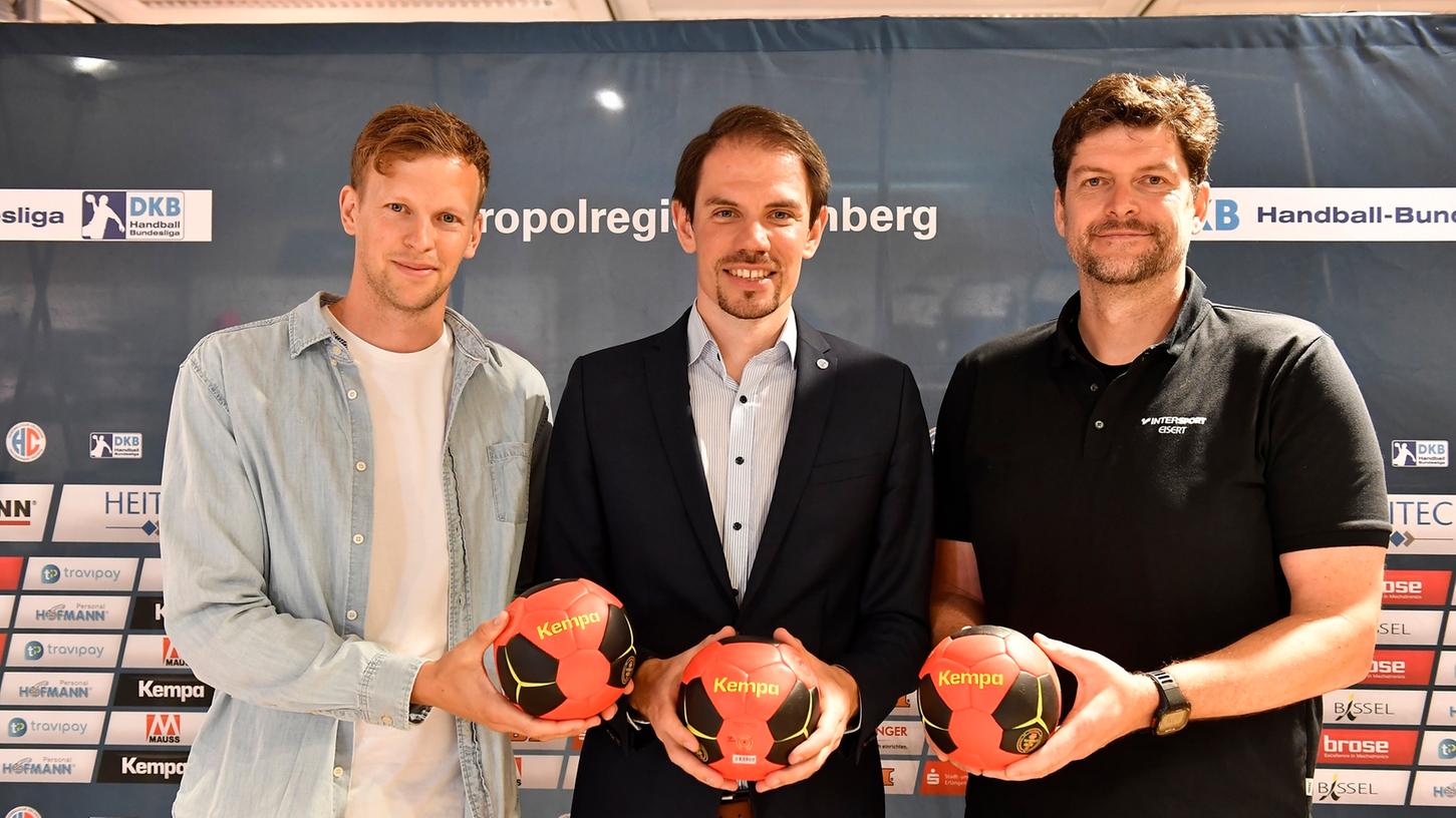 Freut sich über das große Interesse am HC Erlangen: Geschäftsführer Rene Selke (Mitte), hier mit Tim Grothaus (li.) vom neuen Ausrüster Kempa und Christian Bier (re.) von Intersport Eisert.