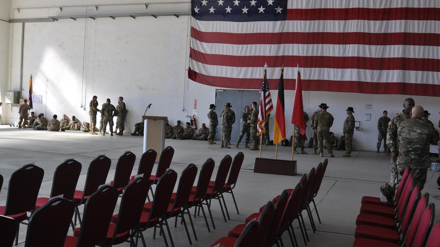 Bleiben die Stühle in der US-Kaserne in Illesheim bald leer? Donald Trump denkt über einen Abzug der Soldaten aus Deutschland nach.
