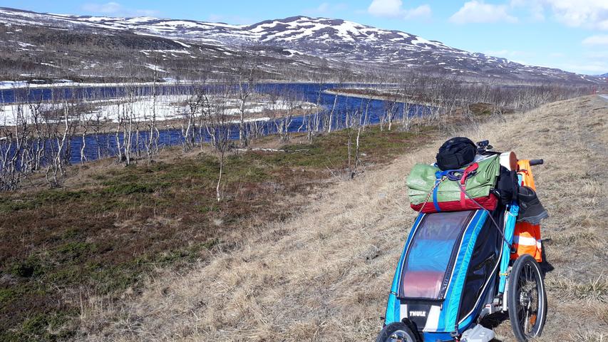 Auf dem Weg vom Nordkap nach Andenes, einem Hafen im Norden der Lofoten, erlebte Walter Wärthl im Mai noch eine winterliche Landschaft. Hier macht er mit seinem Kinderwagen Station in einer Tundralandschaft, etwa 100 Kilometer vor Alta.