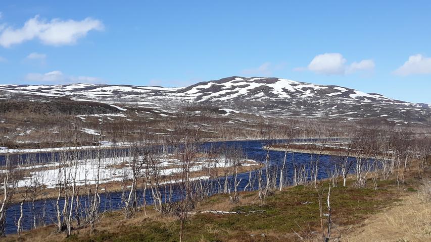 Auf dem Weg vom Nordkap nach Andenes, einem Hafen im Norden der Lofoten, erlebte Walter Wärthl im Mai noch Schnee. Hier macht er rund 100 Kilometer vor dem Altafjord Station in der Tundra.
