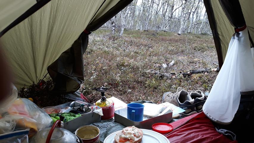 So sieht Walter Wärthls "Suite" aus: Im Zelt wird nach einem Tagesmarsch von rund 50 Kilometern das Abendessen bereitet.