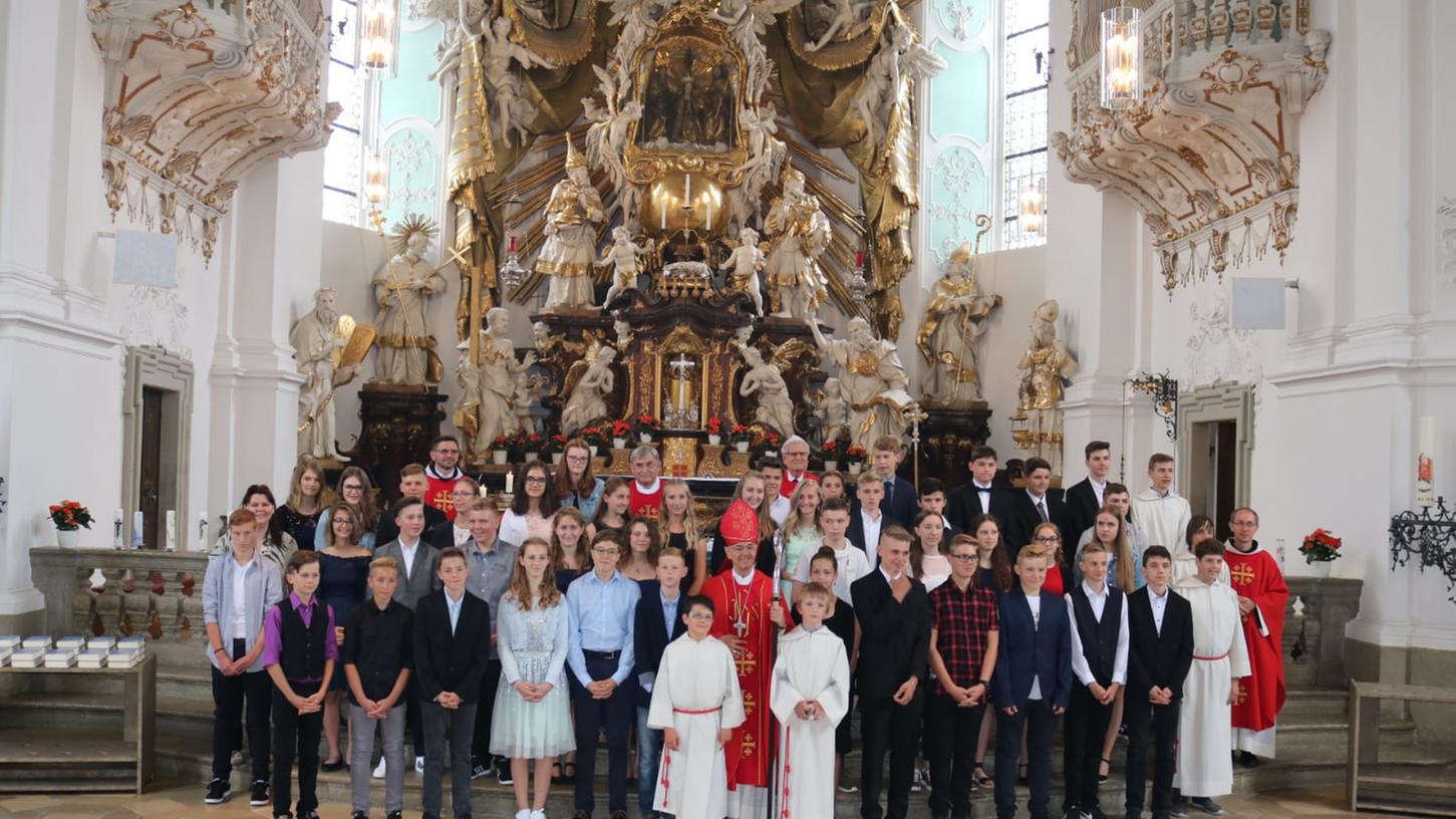 42 junge Katholiken haben das Sakrament der Firmung durch Erzbischof Ludwig Schick in der Basilika in Gößweinstein empfangen.