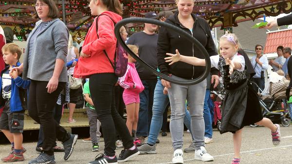 Überraschend gut besucht war der Kinder- und Familentag beim Treuchtlinger Volksfest. An die 250 Kindergarten- und Grundschulkinder versuchten sich an acht Spielstationen auf dem Festplatz und im Bierzelt im Fahrradreifenwerfen, Pedalofahren, Schubkarrenrennen oder Sackhüpfen – wobei letzteres eher zum „Sacklaufen“ wurde, hatten beide Säcke doch nach kurzer Zeit keinen Boden mehr. Ob die Stadt die Jutebeutel wohl heimlich gegen ihr löchriges Stadtsäckel ausgetauscht hatte...?