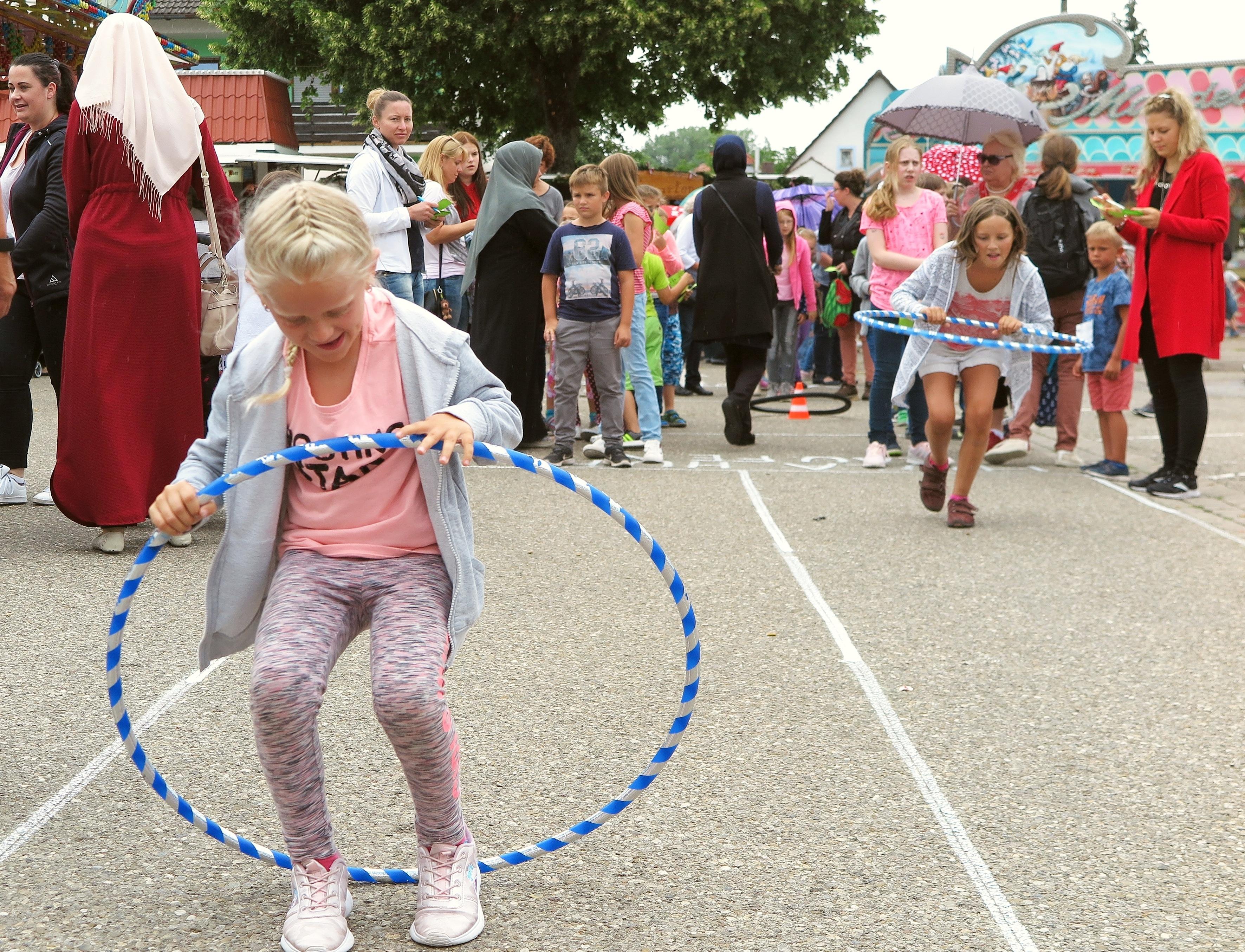 Überraschend gut besucht war der Kinder- und Familentag beim Treuchtlinger Volksfest. An die 250 Kindergarten- und Grundschulkinder versuchten sich an acht Spielstationen auf dem Festplatz und im Bierzelt im Fahrradreifenwerfen, Pedalofahren, Schubkarrenrennen oder Sackhüpfen – wobei letzteres eher zum „Sacklaufen“ wurde, hatten beide Säcke doch nach kurzer Zeit keinen Boden mehr. Ob die Stadt die Jutebeutel wohl heimlich gegen ihr löchriges Stadtsä­ckel ausgetauscht hatte...?