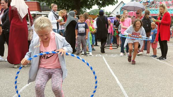 Überraschend gut besucht war der Kinder- und Familentag beim Treuchtlinger Volksfest. An die 250 Kindergarten- und Grundschulkinder versuchten sich an acht Spielstationen auf dem Festplatz und im Bierzelt im Fahrradreifenwerfen, Pedalofahren, Schubkarrenrennen oder Sackhüpfen – wobei letzteres eher zum „Sacklaufen“ wurde, hatten beide Säcke doch nach kurzer Zeit keinen Boden mehr. Ob die Stadt die Jutebeutel wohl heimlich gegen ihr löchriges Stadtsäckel ausgetauscht hatte...?