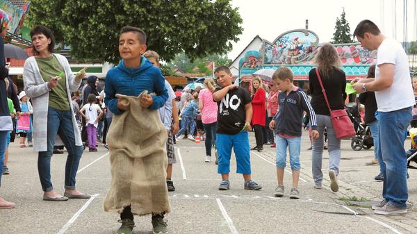 Überraschend gut besucht war der Kinder- und Familentag beim Treuchtlinger Volksfest. An die 250 Kindergarten- und Grundschulkinder versuchten sich an acht Spielstationen auf dem Festplatz und im Bierzelt im Fahrradreifenwerfen, Pedalofahren, Schubkarrenrennen oder Sackhüpfen – wobei letzteres eher zum „Sacklaufen“ wurde, hatten beide Säcke doch nach kurzer Zeit keinen Boden mehr. Ob die Stadt die Jutebeutel wohl heimlich gegen ihr löchriges Stadtsäckel ausgetauscht hatte...?