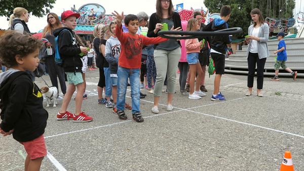 Überraschend gut besucht war der Kinder- und Familentag beim Treuchtlinger Volksfest. An die 250 Kindergarten- und Grundschulkinder versuchten sich an acht Spielstationen auf dem Festplatz und im Bierzelt im Fahrradreifenwerfen, Pedalofahren, Schubkarrenrennen oder Sackhüpfen – wobei letzteres eher zum „Sacklaufen“ wurde, hatten beide Säcke doch nach kurzer Zeit keinen Boden mehr. Ob die Stadt die Jutebeutel wohl heimlich gegen ihr löchriges Stadtsäckel ausgetauscht hatte...?