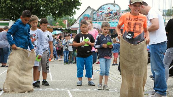 Überraschend gut besucht war der Kinder- und Familentag beim Treuchtlinger Volksfest. An die 250 Kindergarten- und Grundschulkinder versuchten sich an acht Spielstationen auf dem Festplatz und im Bierzelt im Fahrradreifenwerfen, Pedalofahren, Schubkarrenrennen oder Sackhüpfen – wobei letzteres eher zum „Sacklaufen“ wurde, hatten beide Säcke doch nach kurzer Zeit keinen Boden mehr. Ob die Stadt die Jutebeutel wohl heimlich gegen ihr löchriges Stadtsäckel ausgetauscht hatte...?