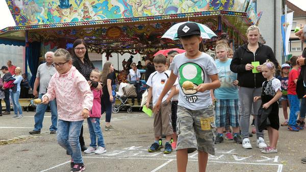 Überraschend gut besucht war der Kinder- und Familentag beim Treuchtlinger Volksfest. An die 250 Kindergarten- und Grundschulkinder versuchten sich an acht Spielstationen auf dem Festplatz und im Bierzelt im Fahrradreifenwerfen, Pedalofahren, Schubkarrenrennen oder Sackhüpfen – wobei letzteres eher zum „Sacklaufen“ wurde, hatten beide Säcke doch nach kurzer Zeit keinen Boden mehr. Ob die Stadt die Jutebeutel wohl heimlich gegen ihr löchriges Stadtsäckel ausgetauscht hatte...?