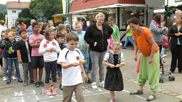 Überraschend gut besucht war der Kinder- und Familentag beim Treuchtlinger Volksfest. An die 250 Kindergarten- und Grundschulkinder versuchten sich an acht Spielstationen auf dem Festplatz und im Bierzelt im Fahrradreifenwerfen, Pedalofahren, Schubkarrenrennen oder Sackhüpfen – wobei letzteres eher zum „Sacklaufen“ wurde, hatten beide Säcke doch nach kurzer Zeit keinen Boden mehr. Ob die Stadt die Jutebeutel wohl heimlich gegen ihr löchriges Stadtsäckel ausgetauscht hatte...?