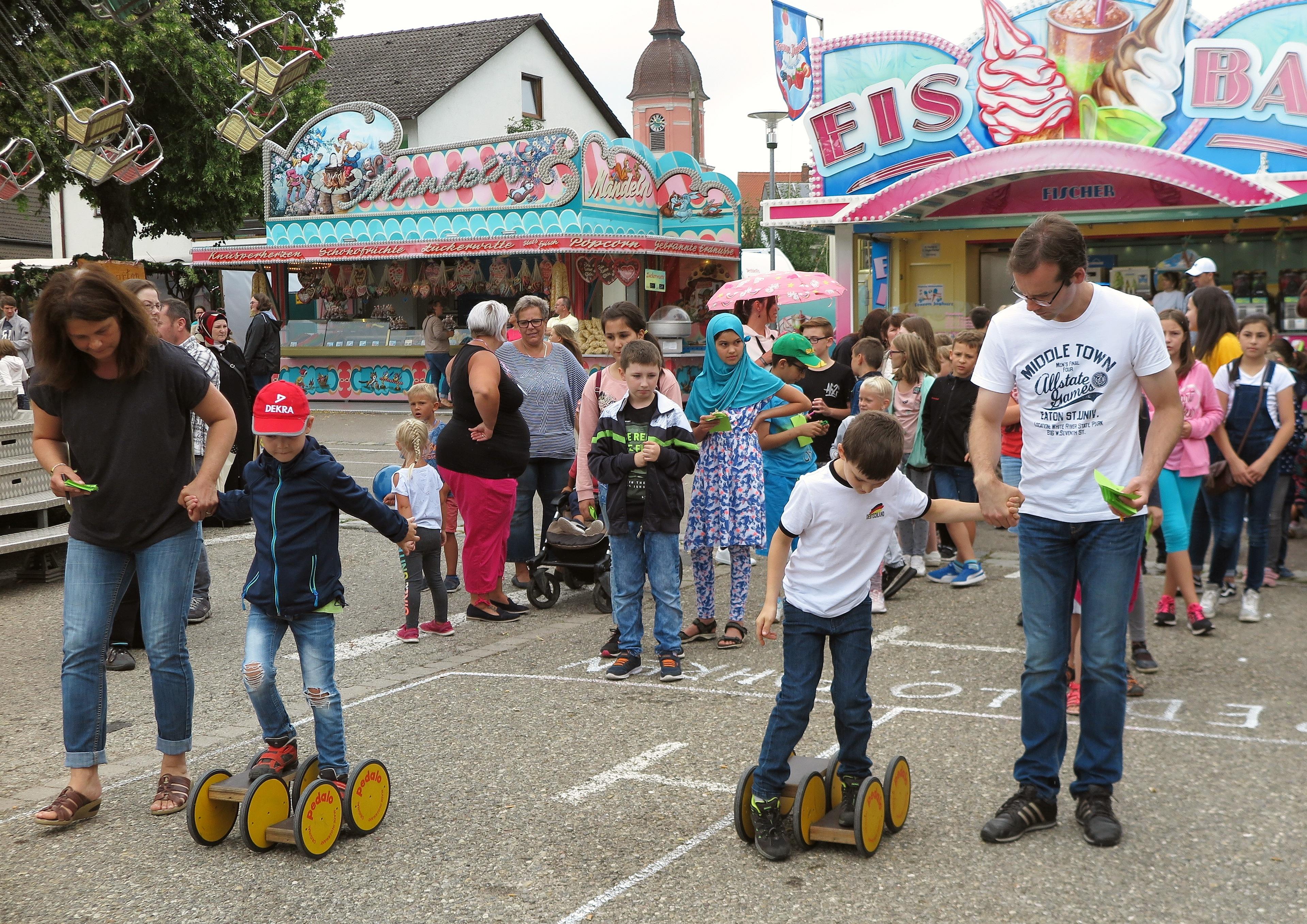Überraschend gut besucht war der Kinder- und Familentag beim Treuchtlinger Volksfest. An die 250 Kindergarten- und Grundschulkinder versuchten sich an acht Spielstationen auf dem Festplatz und im Bierzelt im Fahrradreifenwerfen, Pedalofahren, Schubkarrenrennen oder Sackhüpfen – wobei letzteres eher zum „Sacklaufen“ wurde, hatten beide Säcke doch nach kurzer Zeit keinen Boden mehr. Ob die Stadt die Jutebeutel wohl heimlich gegen ihr löchriges Stadtsä­ckel ausgetauscht hatte...?