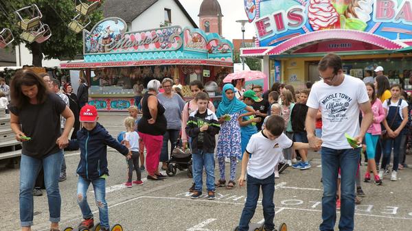 Überraschend gut besucht war der Kinder- und Familentag beim Treuchtlinger Volksfest. An die 250 Kindergarten- und Grundschulkinder versuchten sich an acht Spielstationen auf dem Festplatz und im Bierzelt im Fahrradreifenwerfen, Pedalofahren, Schubkarrenrennen oder Sackhüpfen – wobei letzteres eher zum „Sacklaufen“ wurde, hatten beide Säcke doch nach kurzer Zeit keinen Boden mehr. Ob die Stadt die Jutebeutel wohl heimlich gegen ihr löchriges Stadtsäckel ausgetauscht hatte...?
