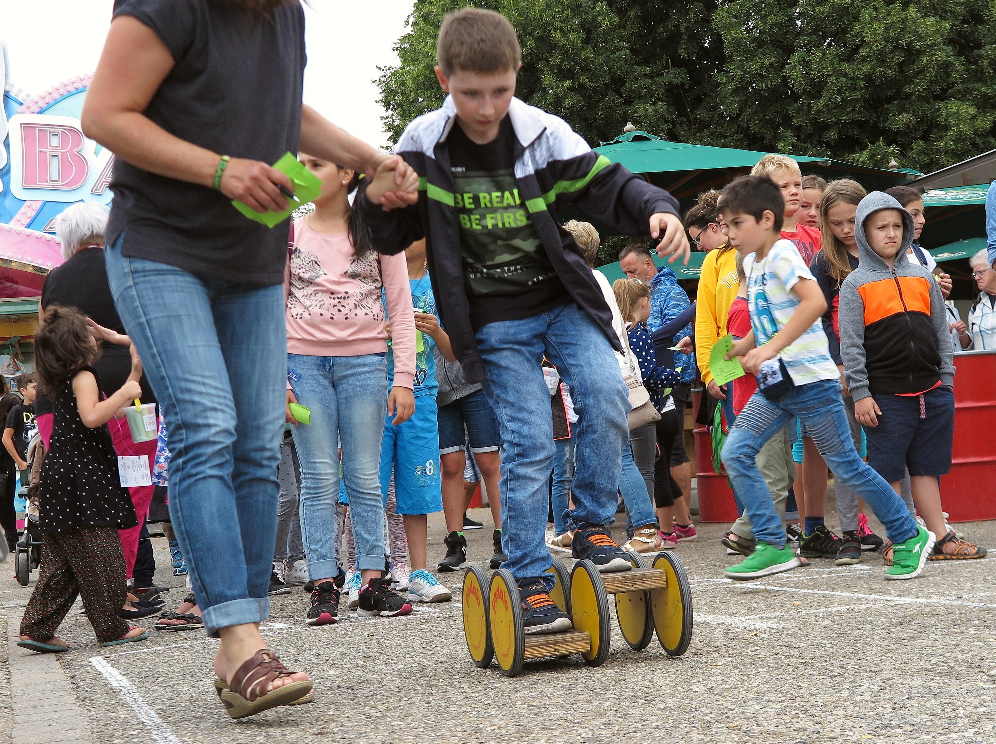 Überraschend gut besucht war der Kinder- und Familentag beim Treuchtlinger Volksfest. An die 250 Kindergarten- und Grundschulkinder versuchten sich an acht Spielstationen auf dem Festplatz und im Bierzelt im Fahrradreifenwerfen, Pedalofahren, Schubkarrenrennen oder Sackhüpfen – wobei letzteres eher zum „Sacklaufen“ wurde, hatten beide Säcke doch nach kurzer Zeit keinen Boden mehr. Ob die Stadt die Jutebeutel wohl heimlich gegen ihr löchriges Stadtsä­ckel ausgetauscht hatte...?