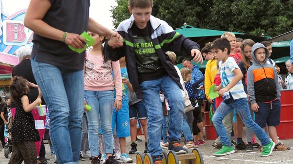 Überraschend gut besucht war der Kinder- und Familentag beim Treuchtlinger Volksfest. An die 250 Kindergarten- und Grundschulkinder versuchten sich an acht Spielstationen auf dem Festplatz und im Bierzelt im Fahrradreifenwerfen, Pedalofahren, Schubkarrenrennen oder Sackhüpfen – wobei letzteres eher zum „Sacklaufen“ wurde, hatten beide Säcke doch nach kurzer Zeit keinen Boden mehr. Ob die Stadt die Jutebeutel wohl heimlich gegen ihr löchriges Stadtsäckel ausgetauscht hatte...?