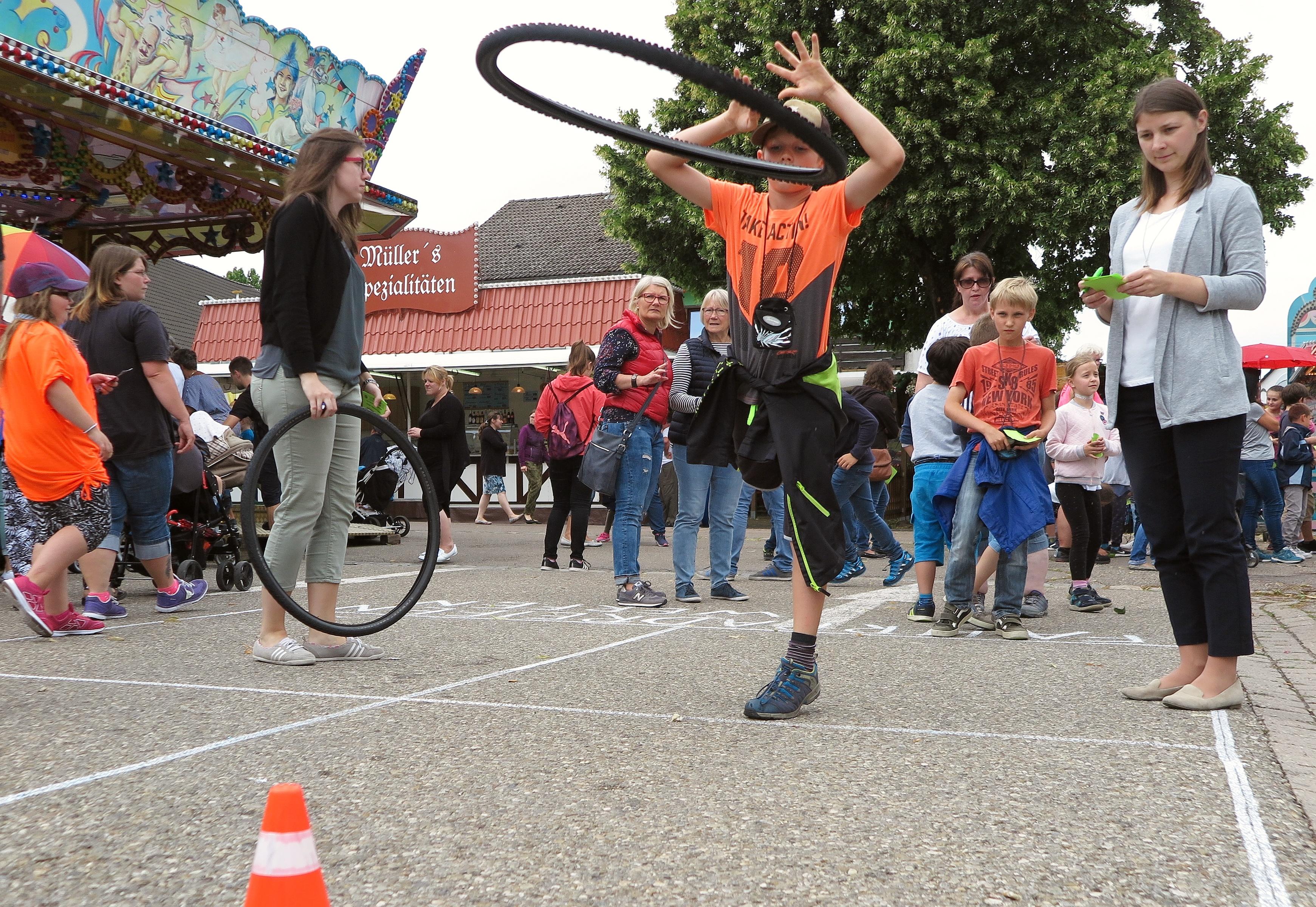 Überraschend gut besucht war der Kinder- und Familentag beim Treuchtlinger Volksfest. An die 250 Kindergarten- und Grundschulkinder versuchten sich an acht Spielstationen auf dem Festplatz und im Bierzelt im Fahrradreifenwerfen, Pedalofahren, Schubkarrenrennen oder Sackhüpfen – wobei letzteres eher zum „Sacklaufen“ wurde, hatten beide Säcke doch nach kurzer Zeit keinen Boden mehr. Ob die Stadt die Jutebeutel wohl heimlich gegen ihr löchriges Stadtsä­ckel ausgetauscht hatte...?