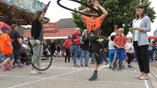 Überraschend gut besucht war der Kinder- und Familentag beim Treuchtlinger Volksfest. An die 250 Kindergarten- und Grundschulkinder versuchten sich an acht Spielstationen auf dem Festplatz und im Bierzelt im Fahrradreifenwerfen, Pedalofahren, Schubkarrenrennen oder Sackhüpfen – wobei letzteres eher zum „Sacklaufen“ wurde, hatten beide Säcke doch nach kurzer Zeit keinen Boden mehr. Ob die Stadt die Jutebeutel wohl heimlich gegen ihr löchriges Stadtsäckel ausgetauscht hatte...?