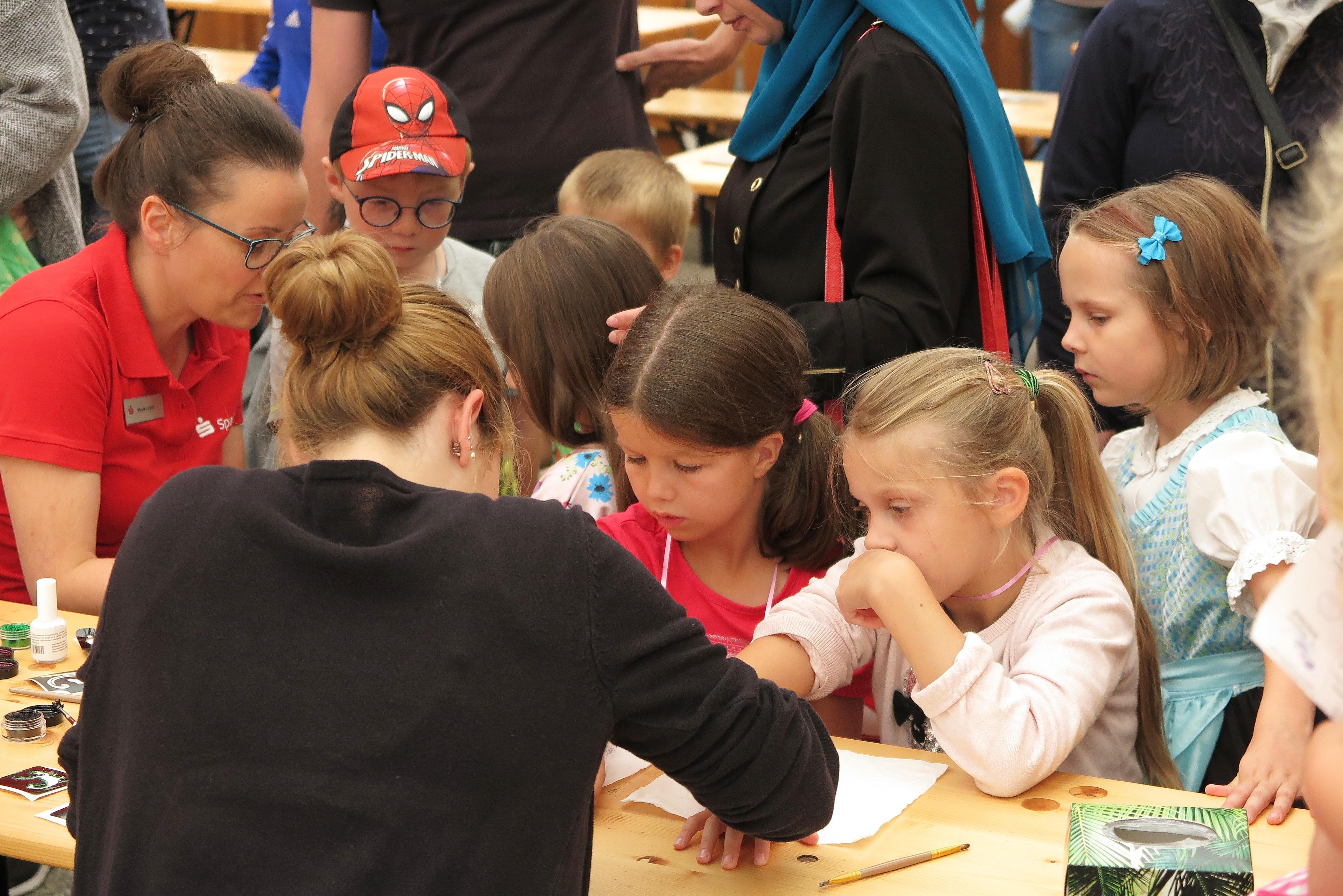Überraschend gut besucht war der Kinder- und Familentag beim Treuchtlinger Volksfest. An die 250 Kindergarten- und Grundschulkinder versuchten sich an acht Spielstationen auf dem Festplatz und im Bierzelt im Fahrradreifenwerfen, Pedalofahren, Schubkarrenrennen oder Sackhüpfen – wobei letzteres eher zum „Sacklaufen“ wurde, hatten beide Säcke doch nach kurzer Zeit keinen Boden mehr. Ob die Stadt die Jutebeutel wohl heimlich gegen ihr löchriges Stadtsä­ckel ausgetauscht hatte...?