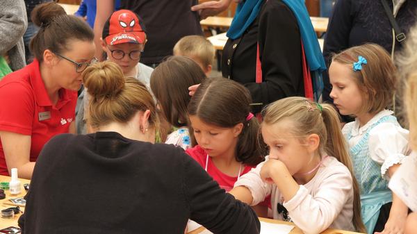 Überraschend gut besucht war der Kinder- und Familentag beim Treuchtlinger Volksfest. An die 250 Kindergarten- und Grundschulkinder versuchten sich an acht Spielstationen auf dem Festplatz und im Bierzelt im Fahrradreifenwerfen, Pedalofahren, Schubkarrenrennen oder Sackhüpfen – wobei letzteres eher zum „Sacklaufen“ wurde, hatten beide Säcke doch nach kurzer Zeit keinen Boden mehr. Ob die Stadt die Jutebeutel wohl heimlich gegen ihr löchriges Stadtsäckel ausgetauscht hatte...?