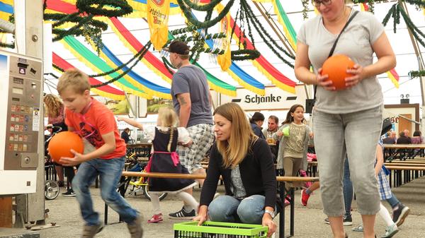 Überraschend gut besucht war der Kinder- und Familentag beim Treuchtlinger Volksfest. An die 250 Kindergarten- und Grundschulkinder versuchten sich an acht Spielstationen auf dem Festplatz und im Bierzelt im Fahrradreifenwerfen, Pedalofahren, Schubkarrenrennen oder Sackhüpfen – wobei letzteres eher zum „Sacklaufen“ wurde, hatten beide Säcke doch nach kurzer Zeit keinen Boden mehr. Ob die Stadt die Jutebeutel wohl heimlich gegen ihr löchriges Stadtsäckel ausgetauscht hatte...?