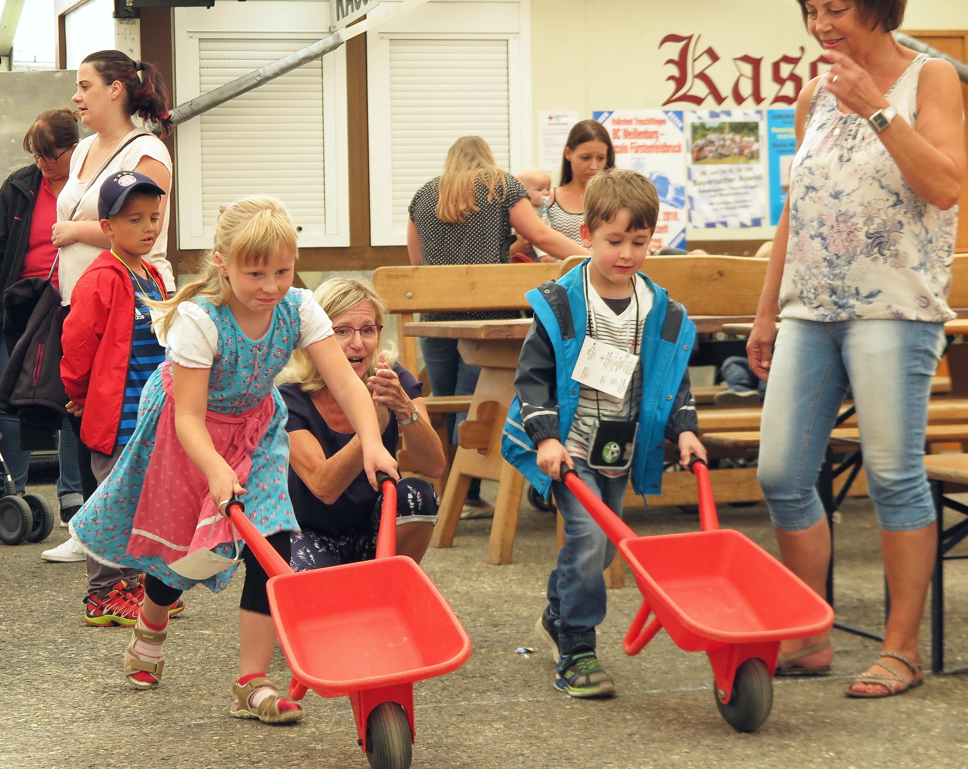 Überraschend gut besucht war der Kinder- und Familentag beim Treuchtlinger Volksfest. An die 250 Kindergarten- und Grundschulkinder versuchten sich an acht Spielstationen auf dem Festplatz und im Bierzelt im Fahrradreifenwerfen, Pedalofahren, Schubkarrenrennen oder Sackhüpfen – wobei letzteres eher zum „Sacklaufen“ wurde, hatten beide Säcke doch nach kurzer Zeit keinen Boden mehr. Ob die Stadt die Jutebeutel wohl heimlich gegen ihr löchriges Stadtsä­ckel ausgetauscht hatte...?