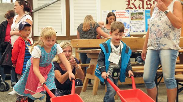 Überraschend gut besucht war der Kinder- und Familentag beim Treuchtlinger Volksfest. An die 250 Kindergarten- und Grundschulkinder versuchten sich an acht Spielstationen auf dem Festplatz und im Bierzelt im Fahrradreifenwerfen, Pedalofahren, Schubkarrenrennen oder Sackhüpfen – wobei letzteres eher zum „Sacklaufen“ wurde, hatten beide Säcke doch nach kurzer Zeit keinen Boden mehr. Ob die Stadt die Jutebeutel wohl heimlich gegen ihr löchriges Stadtsäckel ausgetauscht hatte...?