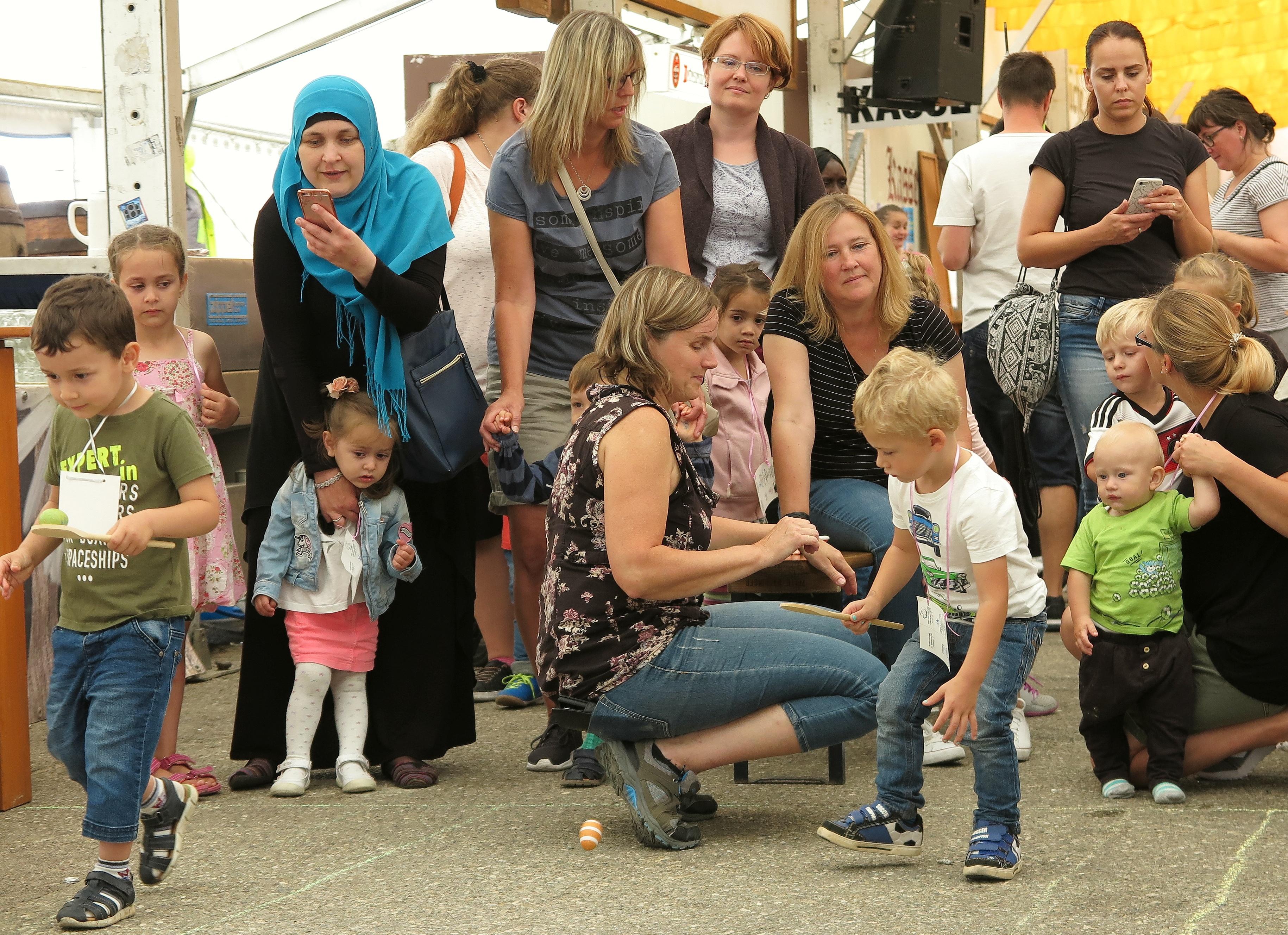 Überraschend gut besucht war der Kinder- und Familentag beim Treuchtlinger Volksfest. An die 250 Kindergarten- und Grundschulkinder versuchten sich an acht Spielstationen auf dem Festplatz und im Bierzelt im Fahrradreifenwerfen, Pedalofahren, Schubkarrenrennen oder Sackhüpfen – wobei letzteres eher zum „Sacklaufen“ wurde, hatten beide Säcke doch nach kurzer Zeit keinen Boden mehr. Ob die Stadt die Jutebeutel wohl heimlich gegen ihr löchriges Stadtsä­ckel ausgetauscht hatte...?