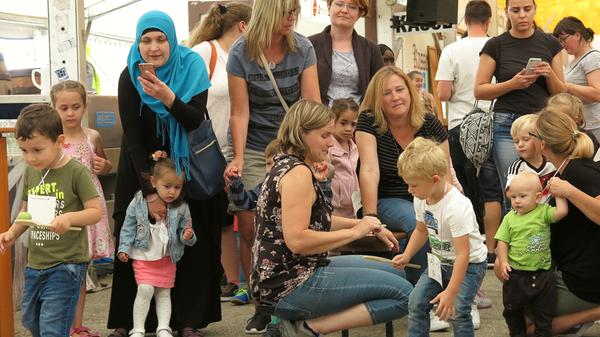 Überraschend gut besucht war der Kinder- und Familentag beim Treuchtlinger Volksfest. An die 250 Kindergarten- und Grundschulkinder versuchten sich an acht Spielstationen auf dem Festplatz und im Bierzelt im Fahrradreifenwerfen, Pedalofahren, Schubkarrenrennen oder Sackhüpfen – wobei letzteres eher zum „Sacklaufen“ wurde, hatten beide Säcke doch nach kurzer Zeit keinen Boden mehr. Ob die Stadt die Jutebeutel wohl heimlich gegen ihr löchriges Stadtsäckel ausgetauscht hatte...?