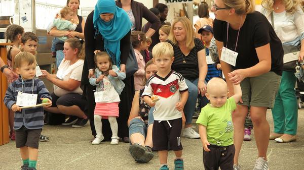 Überraschend gut besucht war der Kinder- und Familentag beim Treuchtlinger Volksfest. An die 250 Kindergarten- und Grundschulkinder versuchten sich an acht Spielstationen auf dem Festplatz und im Bierzelt im Fahrradreifenwerfen, Pedalofahren, Schubkarrenrennen oder Sackhüpfen – wobei letzteres eher zum „Sacklaufen“ wurde, hatten beide Säcke doch nach kurzer Zeit keinen Boden mehr. Ob die Stadt die Jutebeutel wohl heimlich gegen ihr löchriges Stadtsäckel ausgetauscht hatte...?