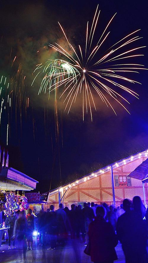 Viele „Ahhs“ und „Ohhs“ gab es am "Abend der Stadt" des Treuchtlinger Volksfests, als nach Musik mit „K7“ und „Gagi“ das große Volksfest-Feuerwerk den dunklen Festplatz erhellte. Das Weinzelt feierte an diesem Abend zudem sein 25-jähriges Bestehen.