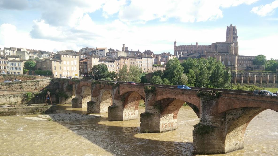 Durch das Städtchen Albi mit seiner bizarren Kathedrale rauscht der Fluss Tarn. Durch das Städtchen Albi mit seiner bizarren Kathedrale rauscht der Fluss Tarn.