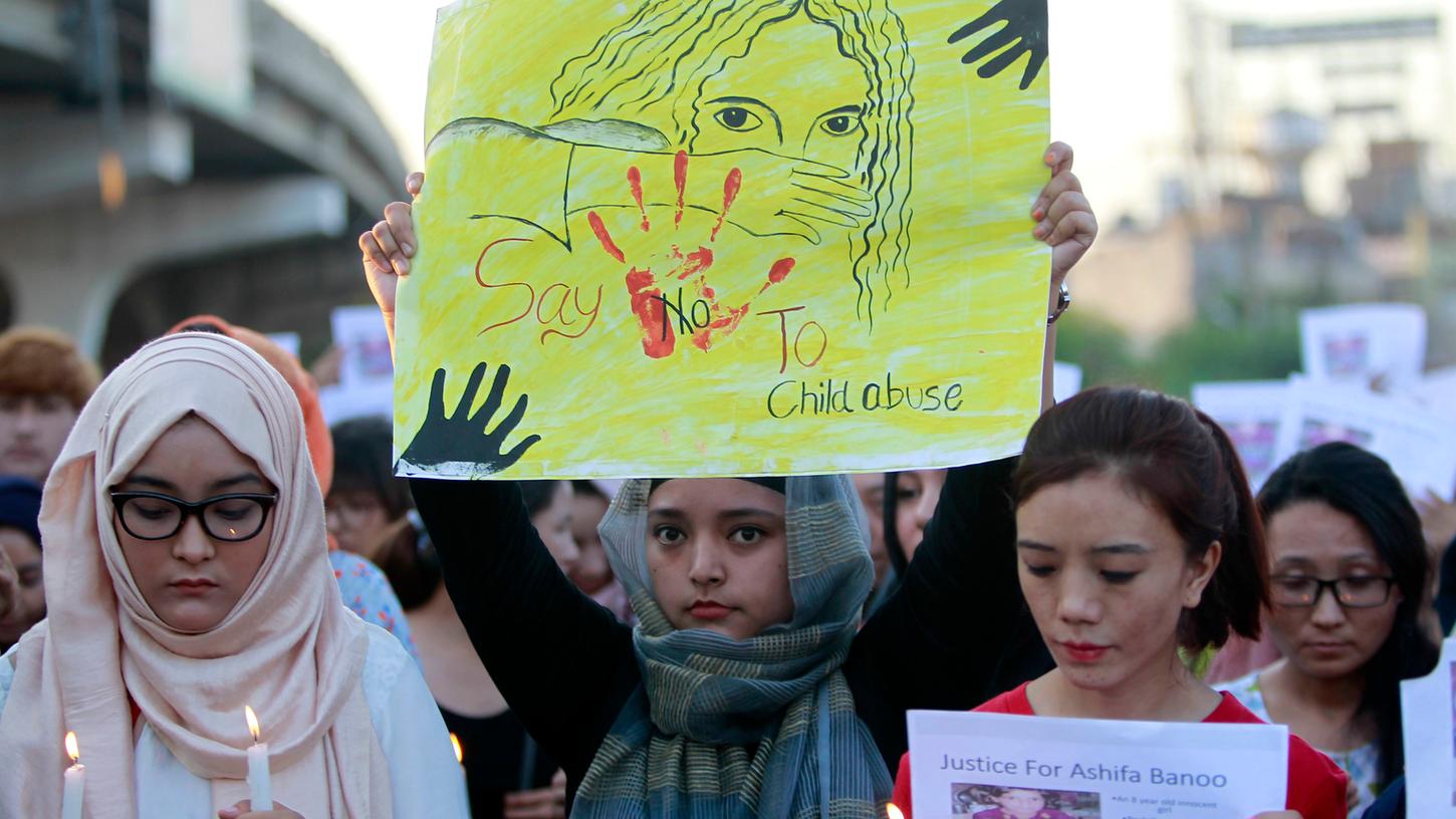 Mit einem Protestmarsch gedenken die Teilnehmer einem muslimischen Mädchen, das entführt, von mehreren Männern tagelang vergewaltigt und schließlich umgebracht worden war.