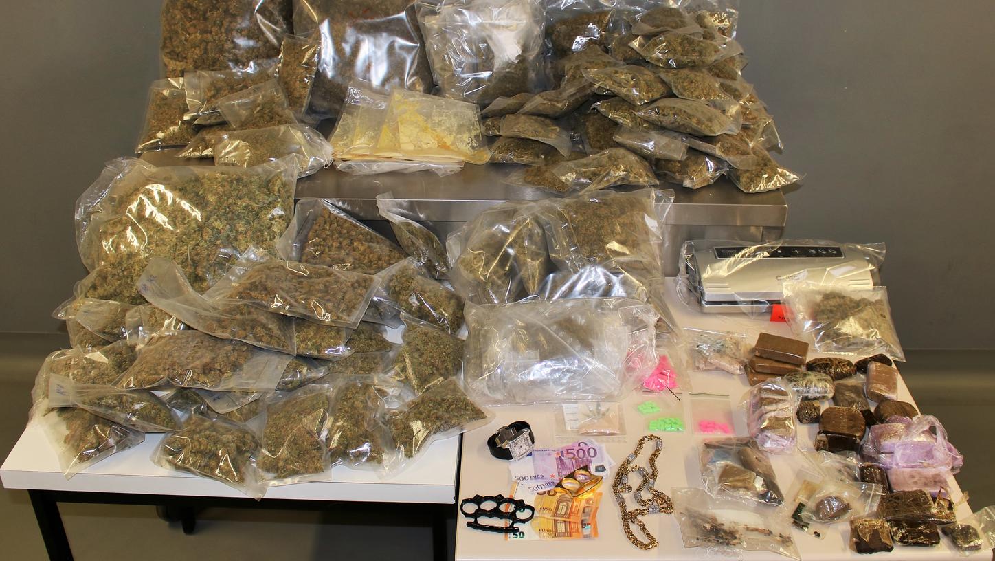 Die Beamten stellten insgesamt etwa 13 Kilogramm Betäubungsmittel sicher, sowie Drogengeld und Schlagwaffen.