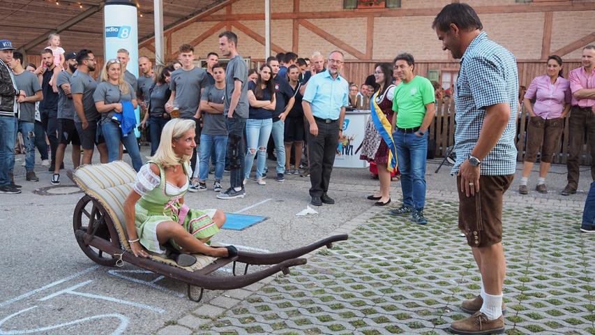 Schubkarren-Rennen und Beer Pong: Gaudi am Volksfest